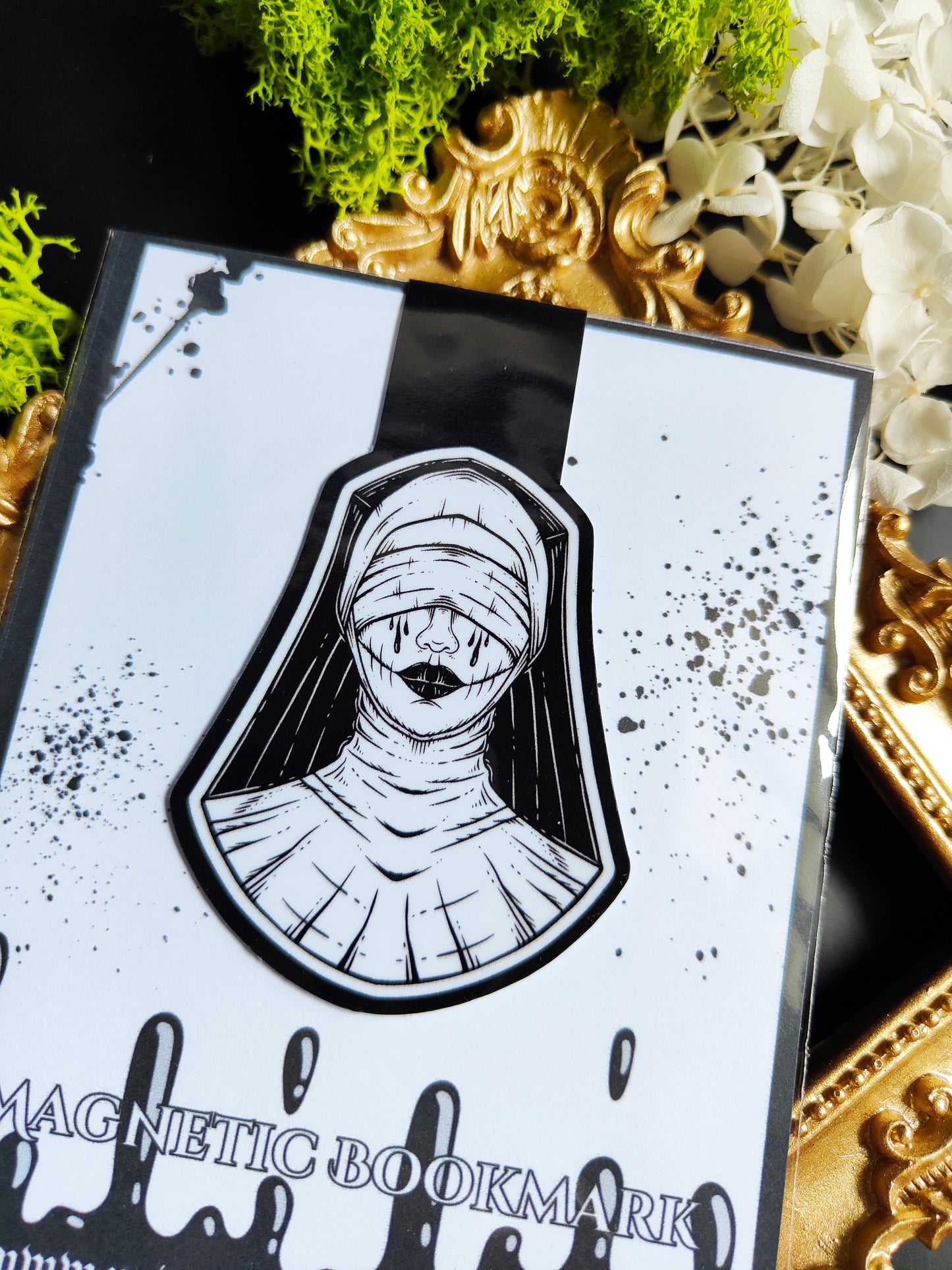 Magnetic Bookmark "Nun"