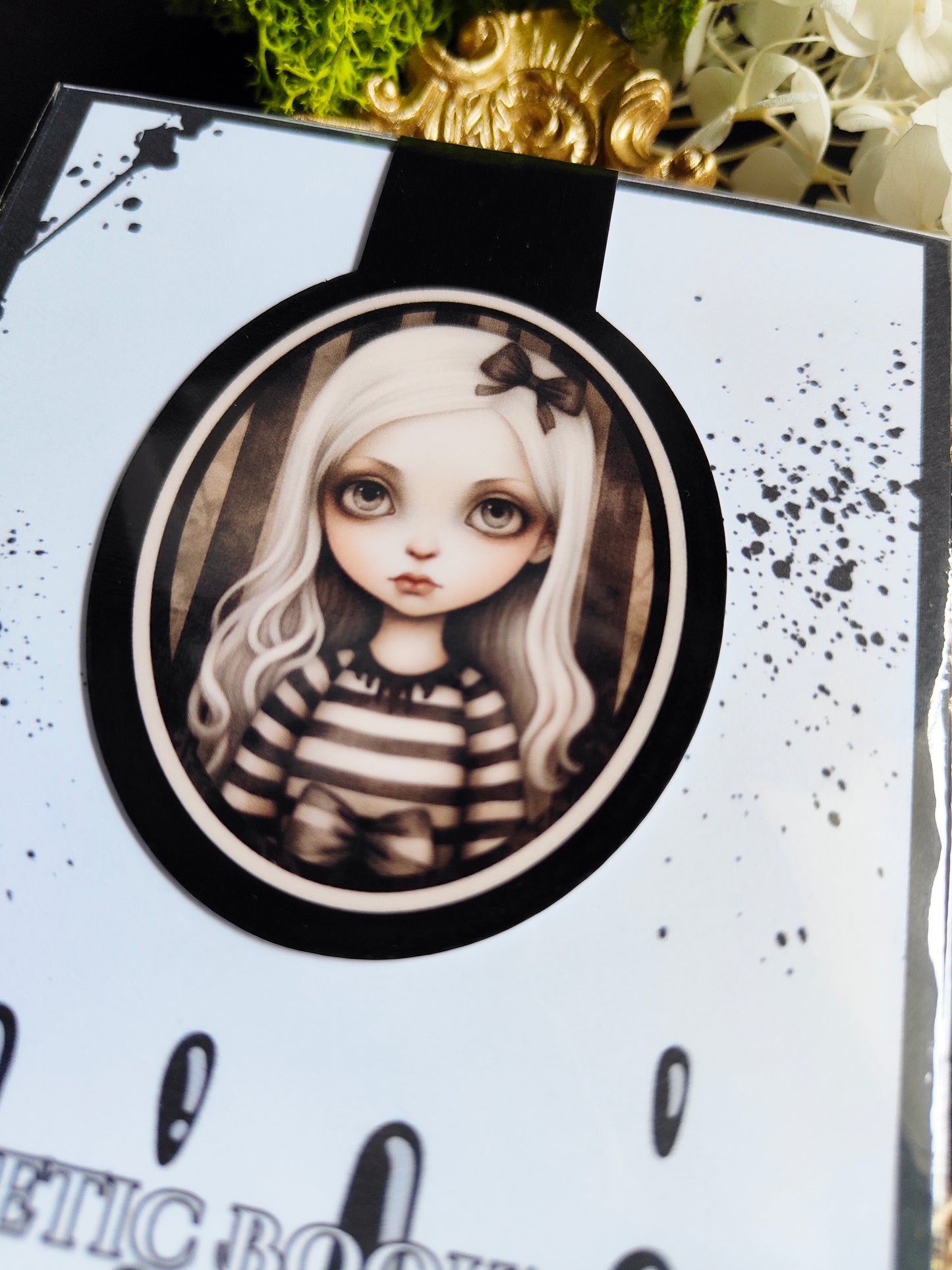 Magnetic Bookmark "Creepy Girl"