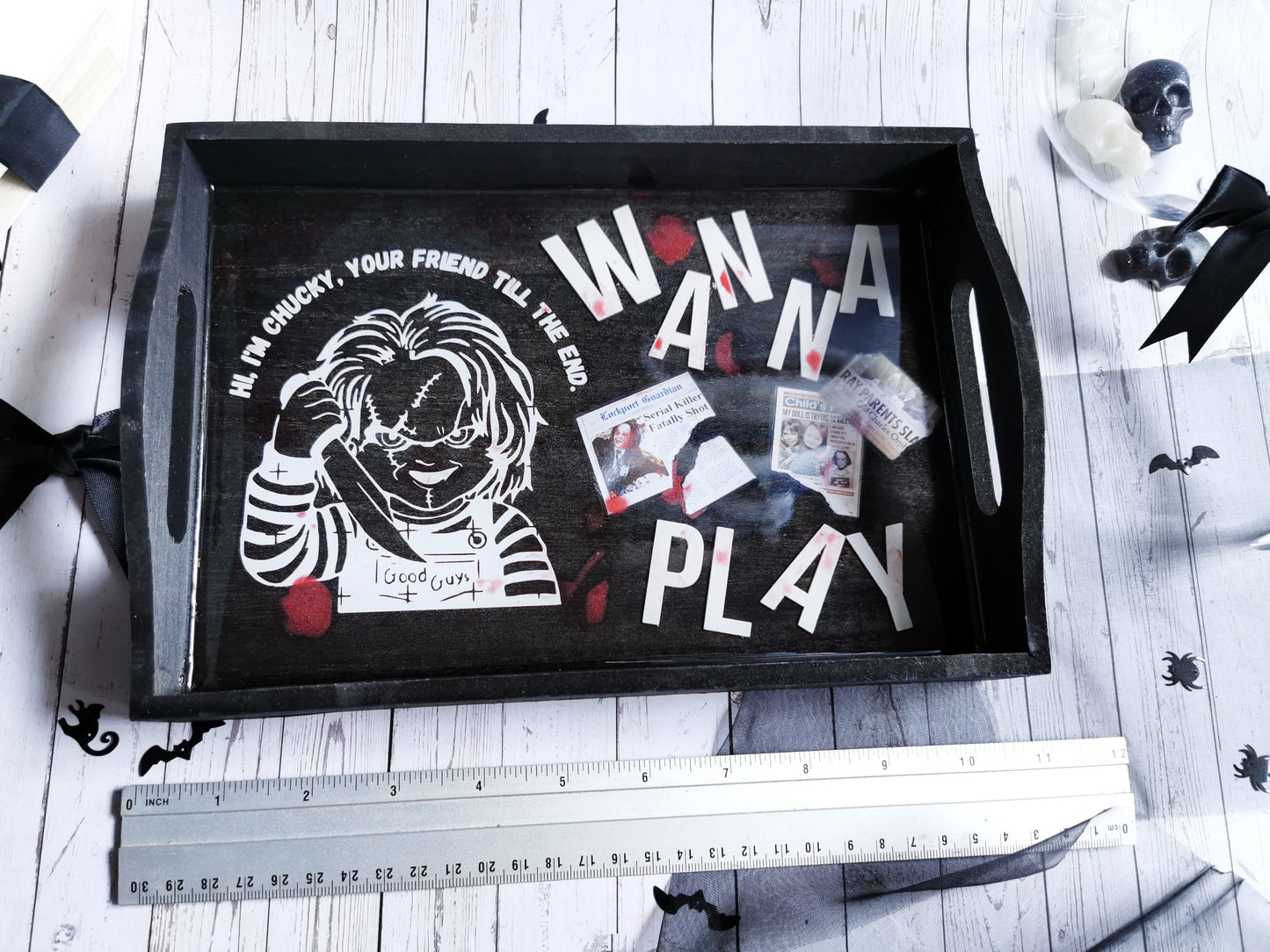 Black wooden tray "Wanna Play"?