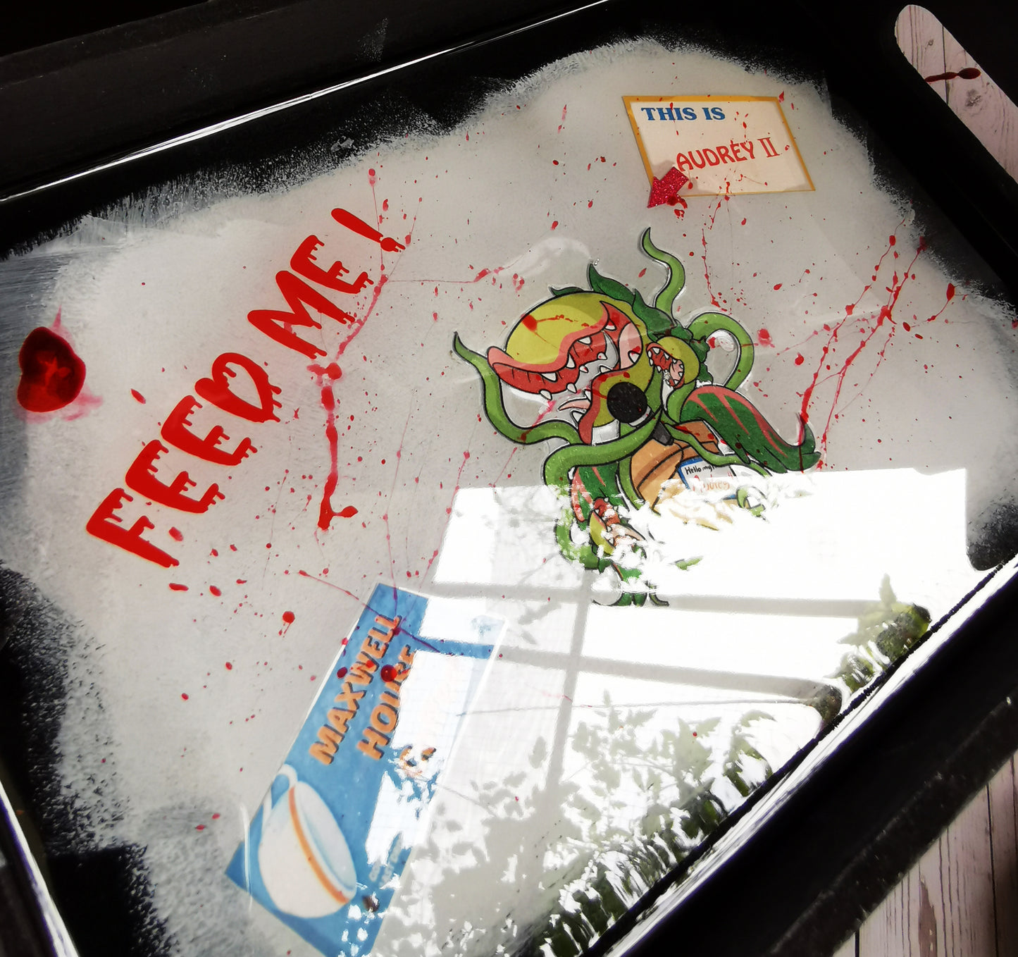 “Feed me” tray