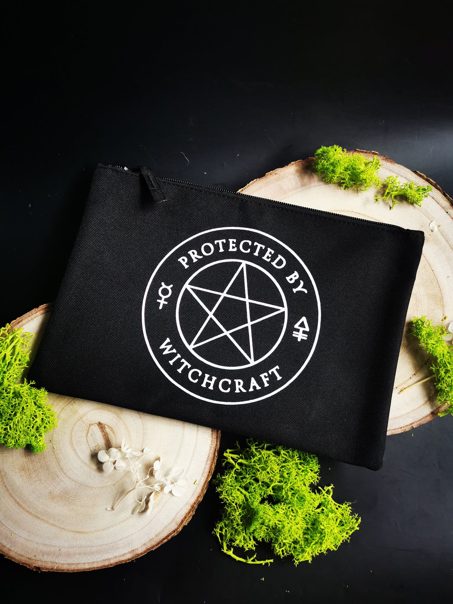 Pochette noire "Protected by Withcraft"